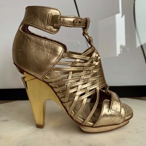 Gold heel